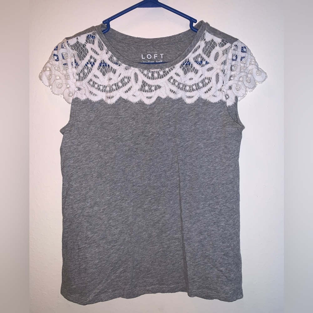 (XS) NWOT Ann Taylor LOFT Gray Short Sleeve Tee with White Lace Design